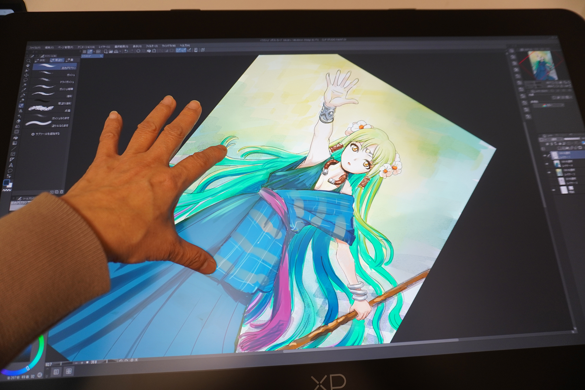 本物の紙を回しながら描くような感覚で、画面の中の絵を手で回しながら好きな角度から線を引ける