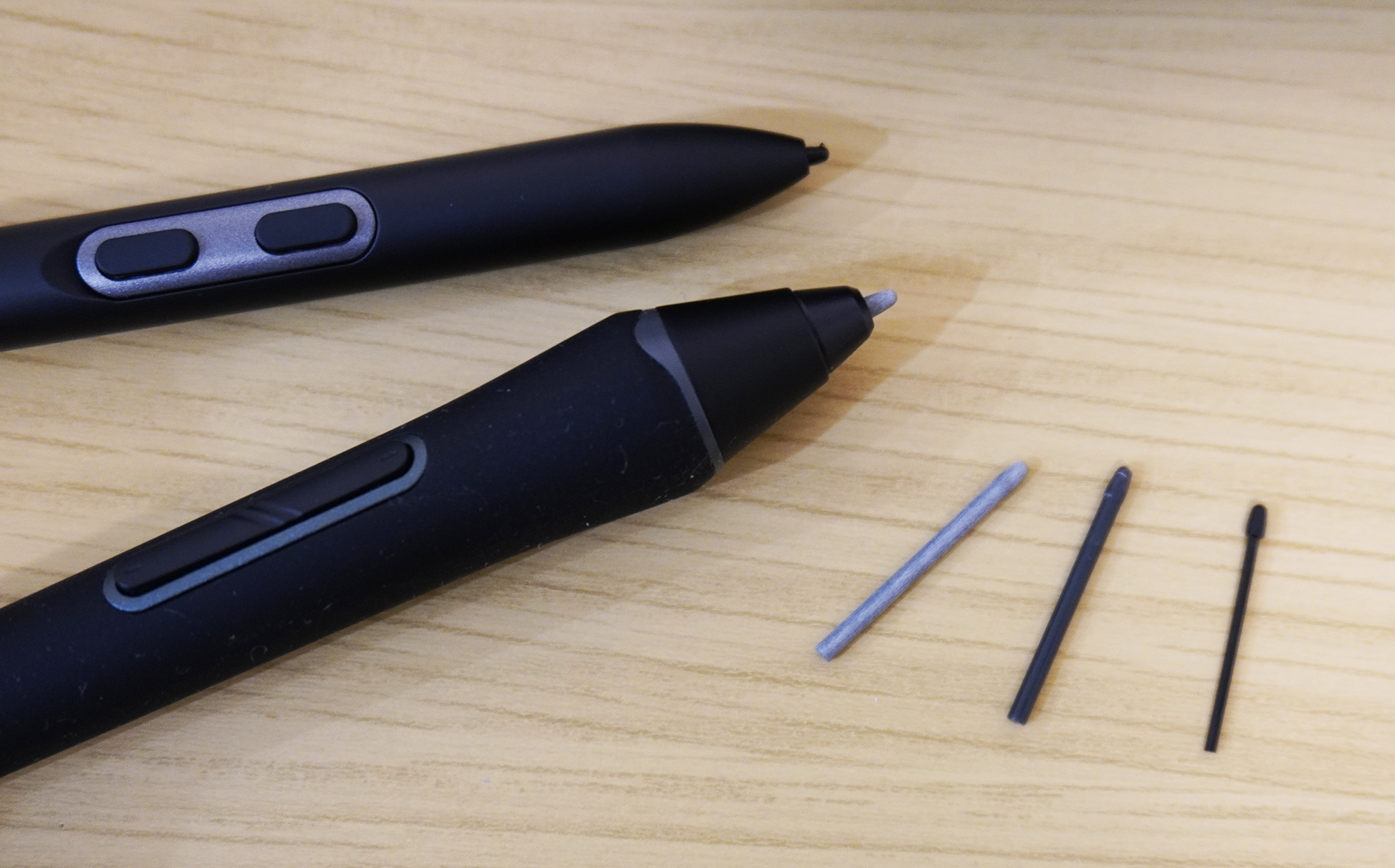 「X3 Pro スマートチップスタイラス」と「X3 Proスリムペン」、替え芯はそれぞれ2種類と1種類が同梱されている