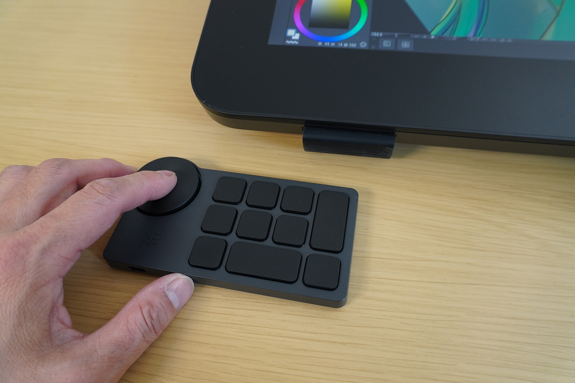 サイドに、電源兼Bluetoothのスイッチと、充電用のUSB Type-Cポートがある