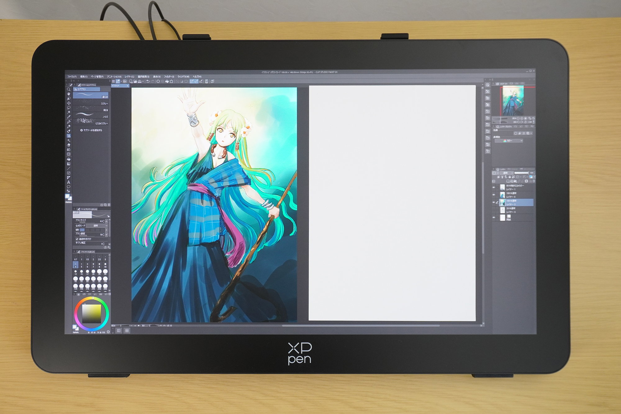 A4サイズのコピー用紙と描いた絵を並べたところ。ほぼ原寸大で表示できるメリットは大きい