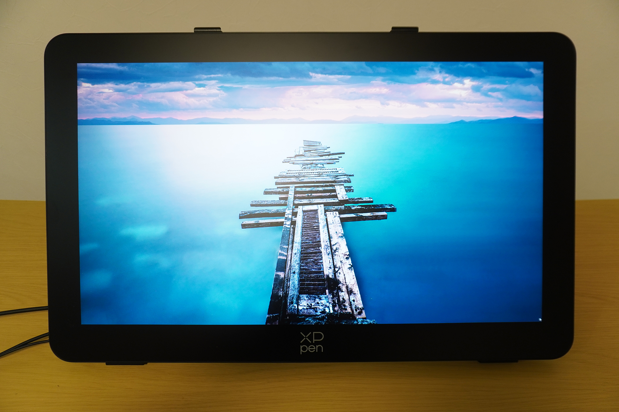 画面のコントラストが高く非常に美しい。画面下部にはXPPenのロゴが入っている
