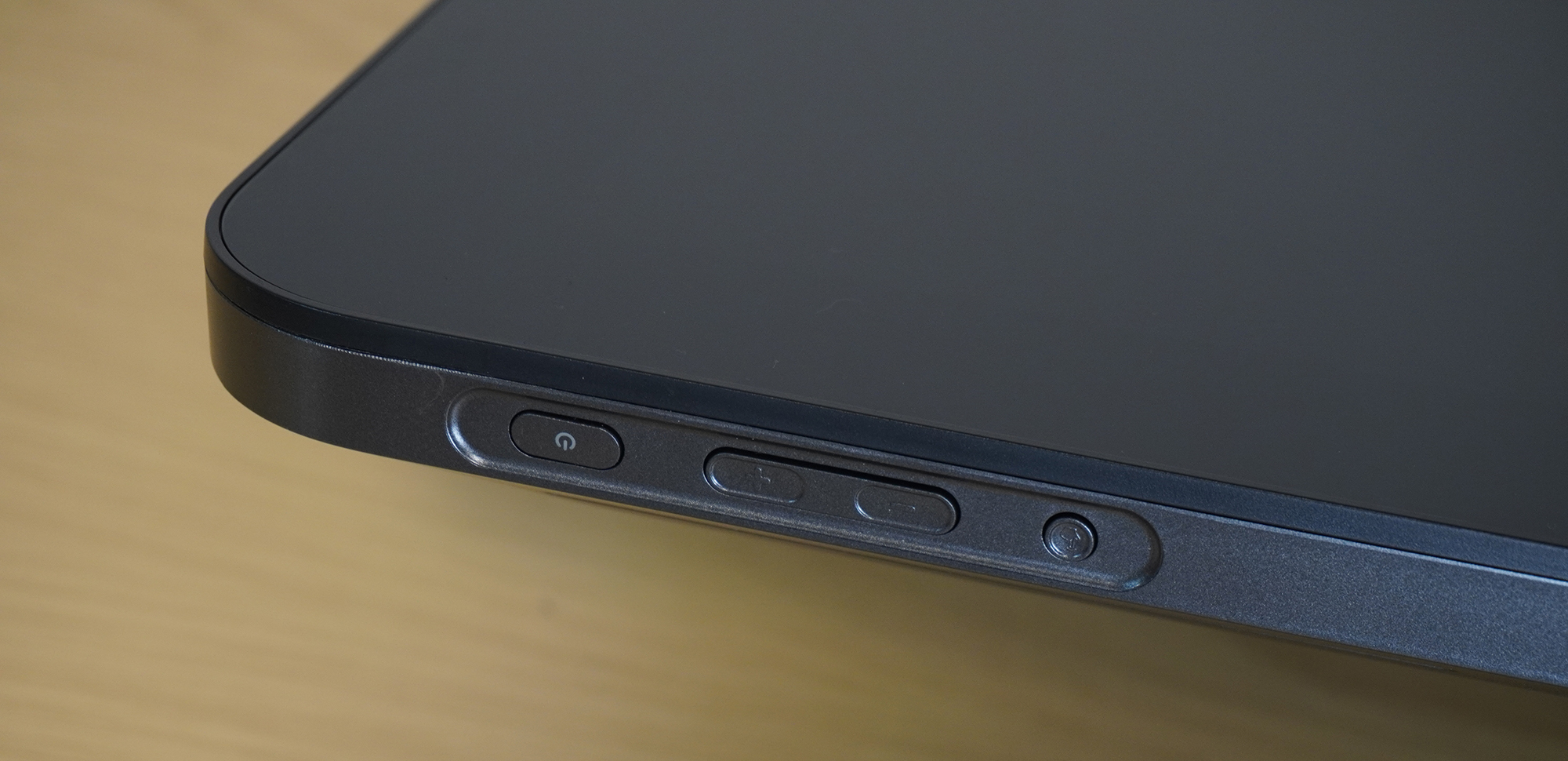 電源、輝度調整ボタン、マルチタッチのオンオフボタン