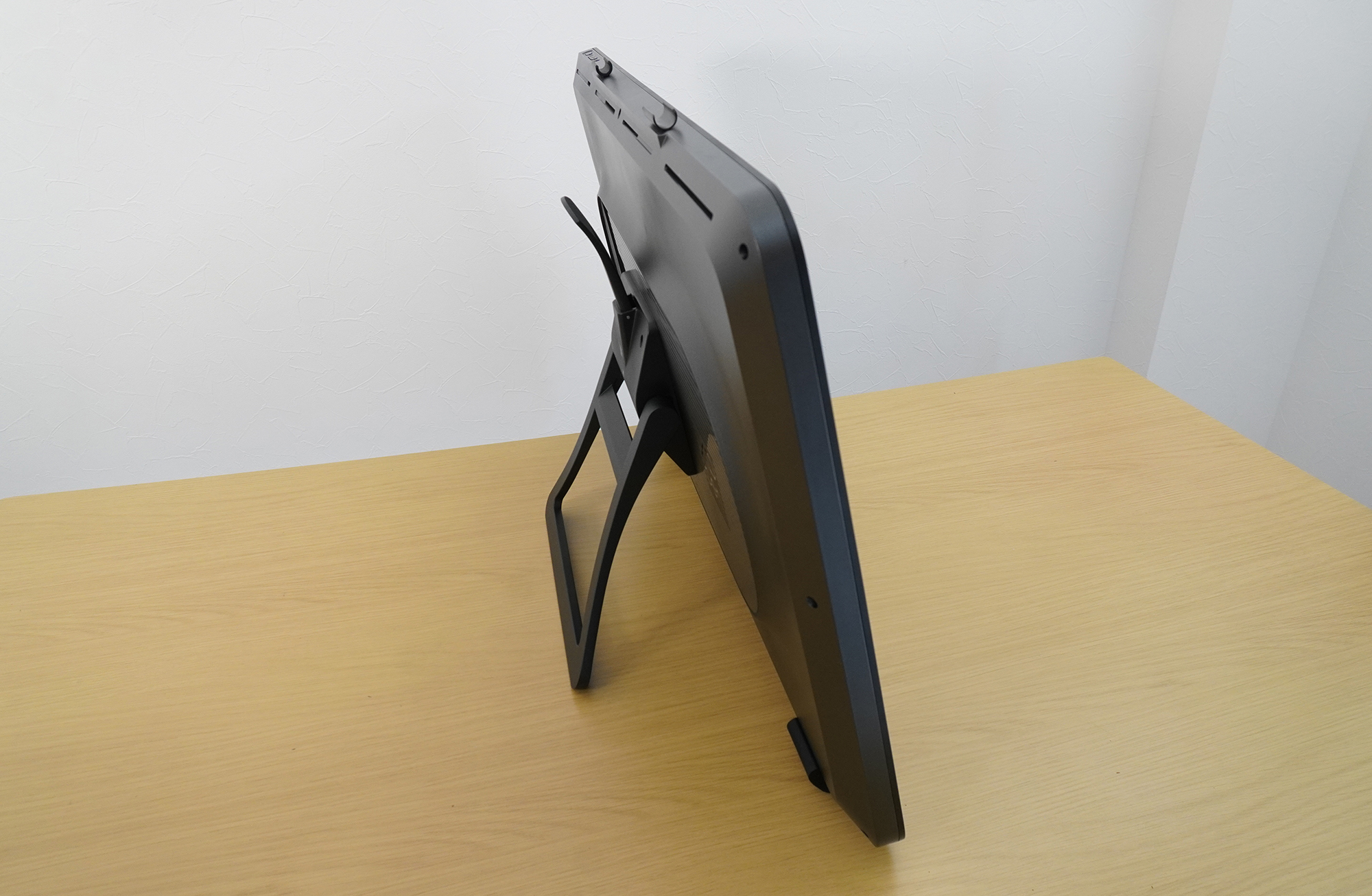 垂直に近い角度で立てることもできる