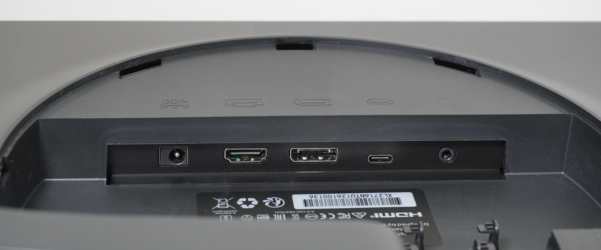 左サイドのケーブルポート