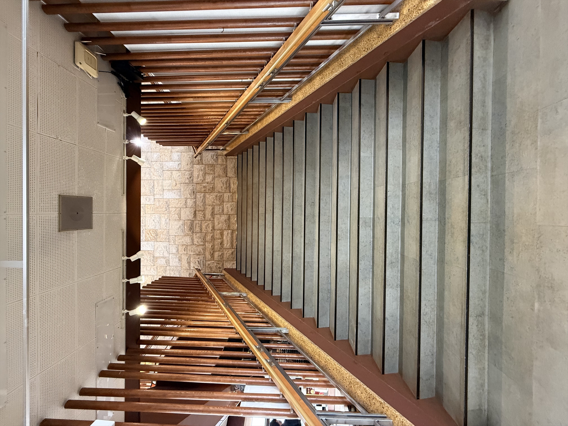 ターンパイク階段装飾場所