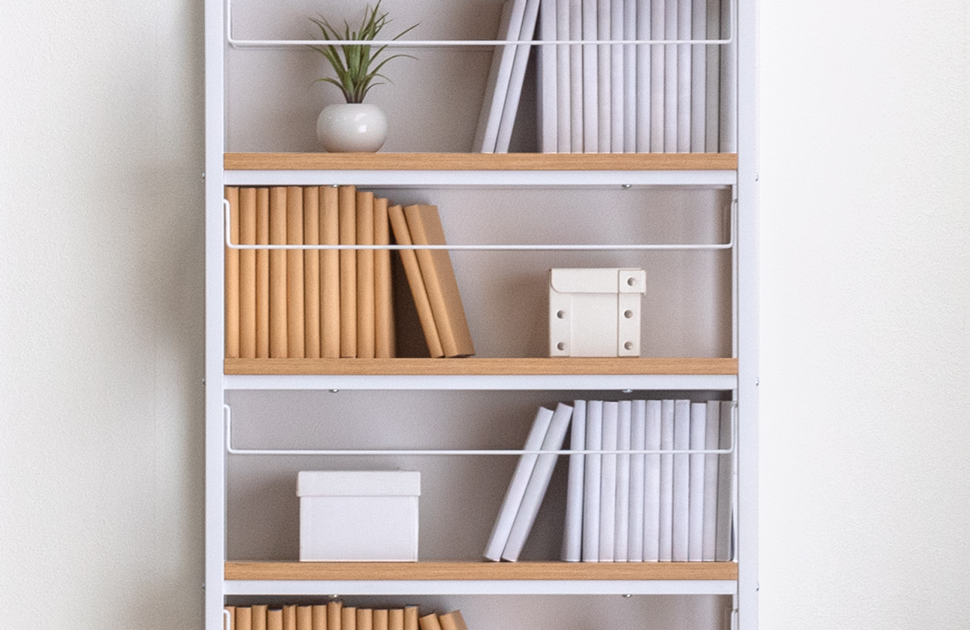 収納物の飛び出しを防ぐ落下防止バー付き