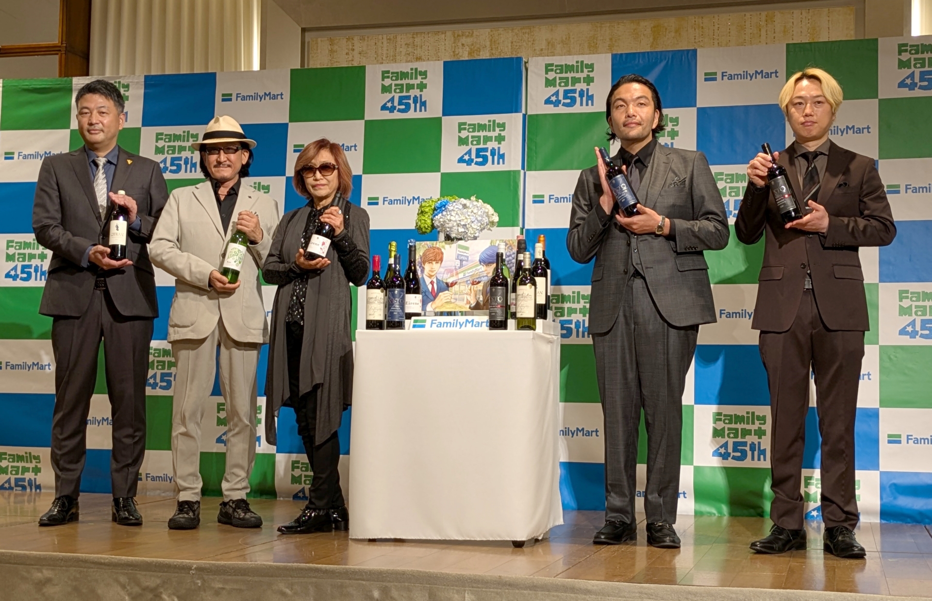 左からファミリーマート商品本部 飲料・酒・煙草部長の齋藤拓也氏、「神の雫」原作者の亜樹直氏（樹林ゆう子氏、樹林伸氏）、お笑いコンビ・見取り図（盛山晋太郎さん、リリーさん）