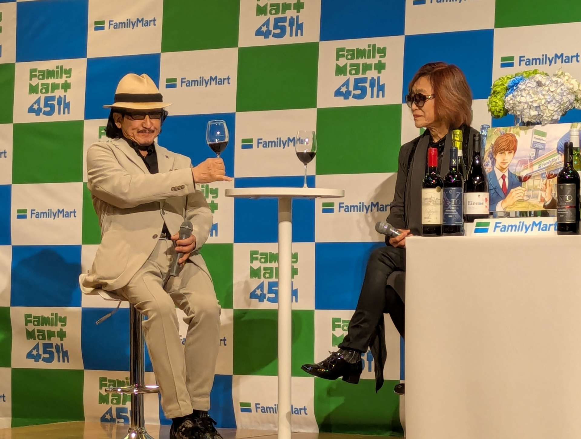 コラボワインにはそれぞれ原作者によるキャッチフレーズがつけられており、スペインのぶどうを使用し、煙のような雰囲気のある「ジスト グランレゼルバ」は「このワインは夕日のソロキャンプだ。」となっている