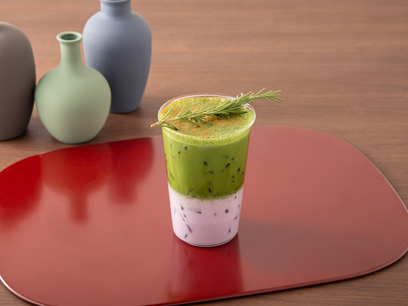 抹茶と紫芋の二層アイスラテ