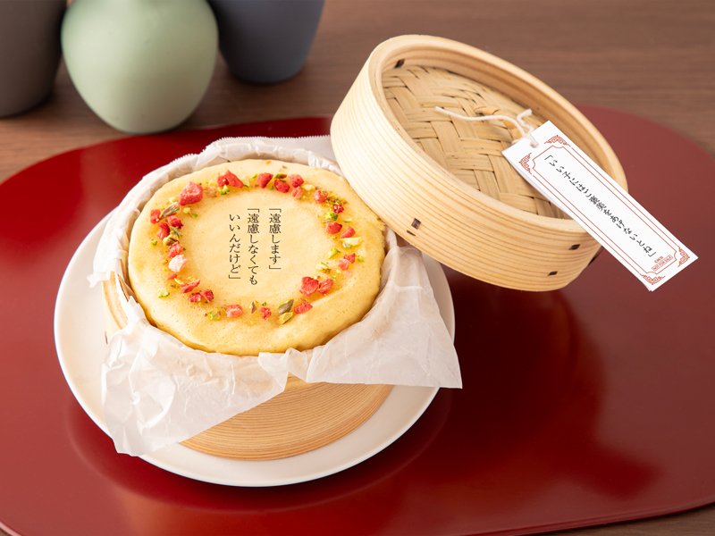 はちみつとフリーズドライのいちごをトッピングした蒸しパン