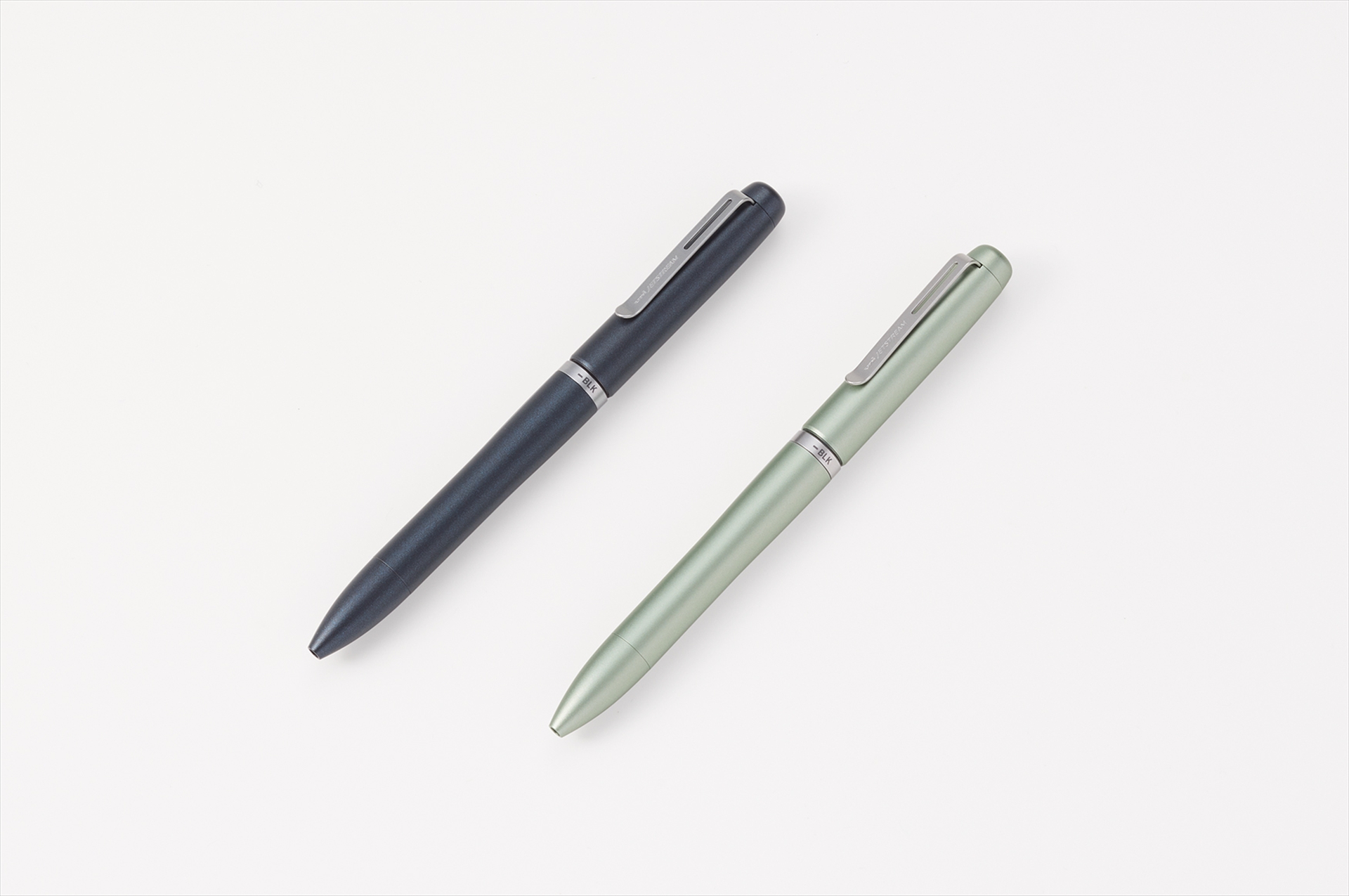 左から「ジェットストリーム プライム 回転繰り出し式3色ボールペン」クワイエットカラー 0.5mm：ミッドナイトブルー、セラドングリーン