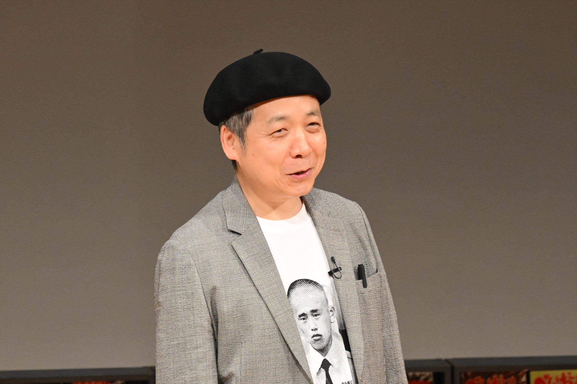 森田まさのり氏はベレー帽にジャケットという「漫画家」らしい出で立ちで登場