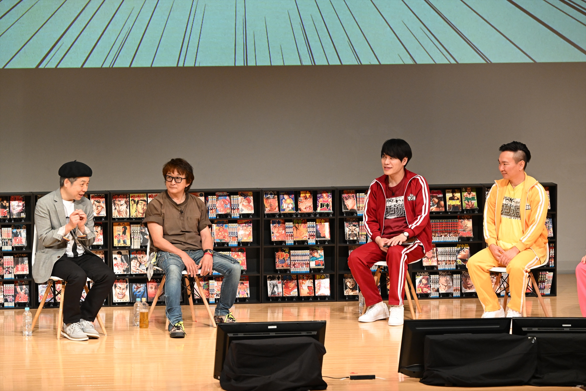 「レジェンド漫画家のダブル生ガチアンケート」はステージ中央のスクリーンを板垣氏・森田氏と芸人たちで挟む形で進行した