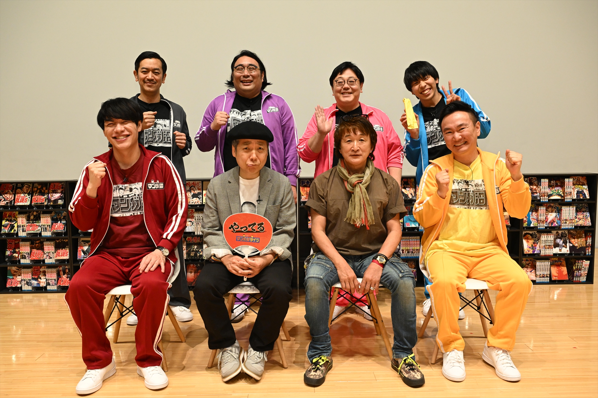 ライブ終了後の記念写真より。当初不参加予定となっていたムーディ勝山さんと谷口理さんも急遽ゲストとして参戦。クイズ大会にも参加したほか、クイズ終盤のインタビュアーとして客席を走り回り会場を盛り上げた