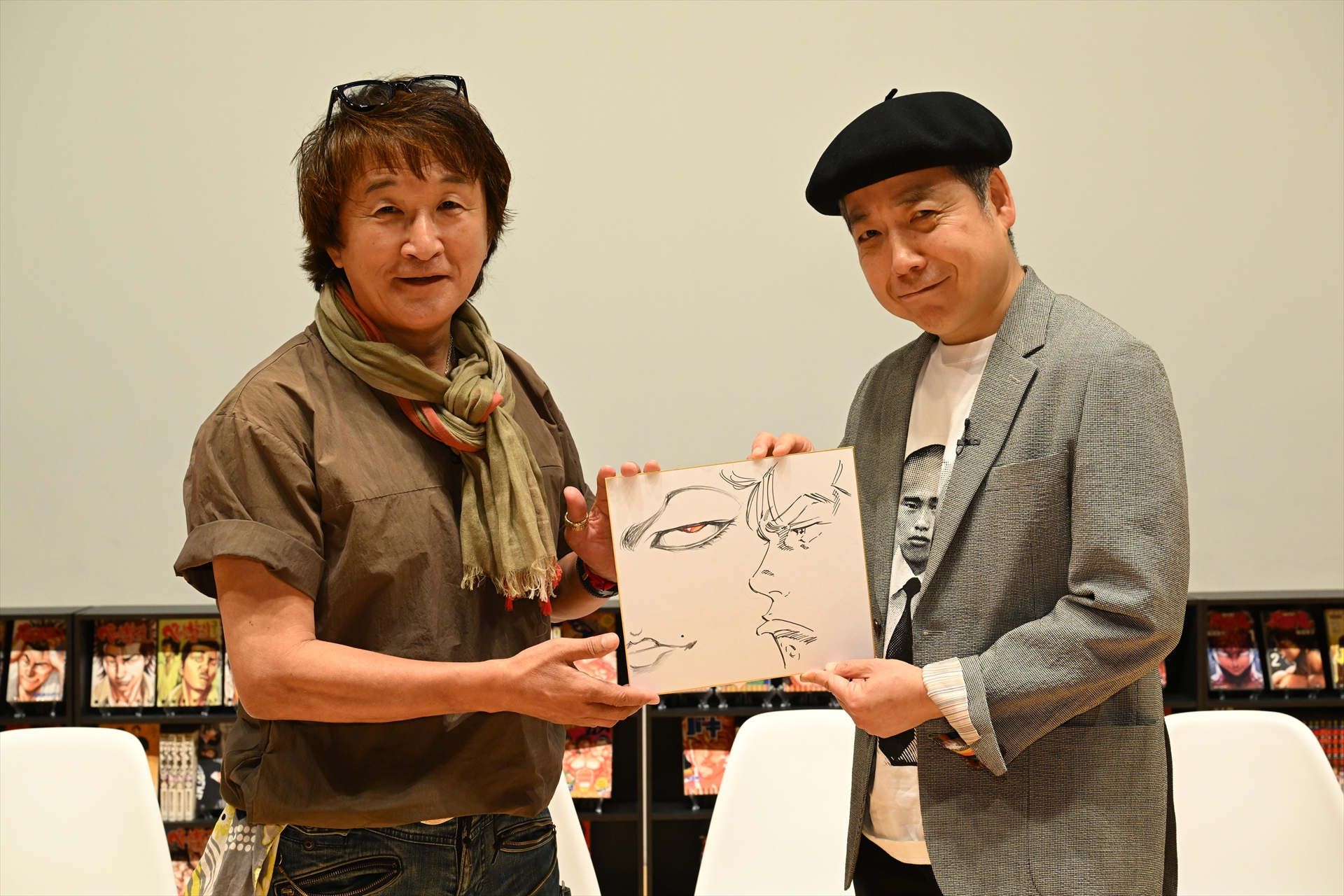 ステージ終了後、板垣氏と森田氏に色紙を持ってもらい2ショット撮影