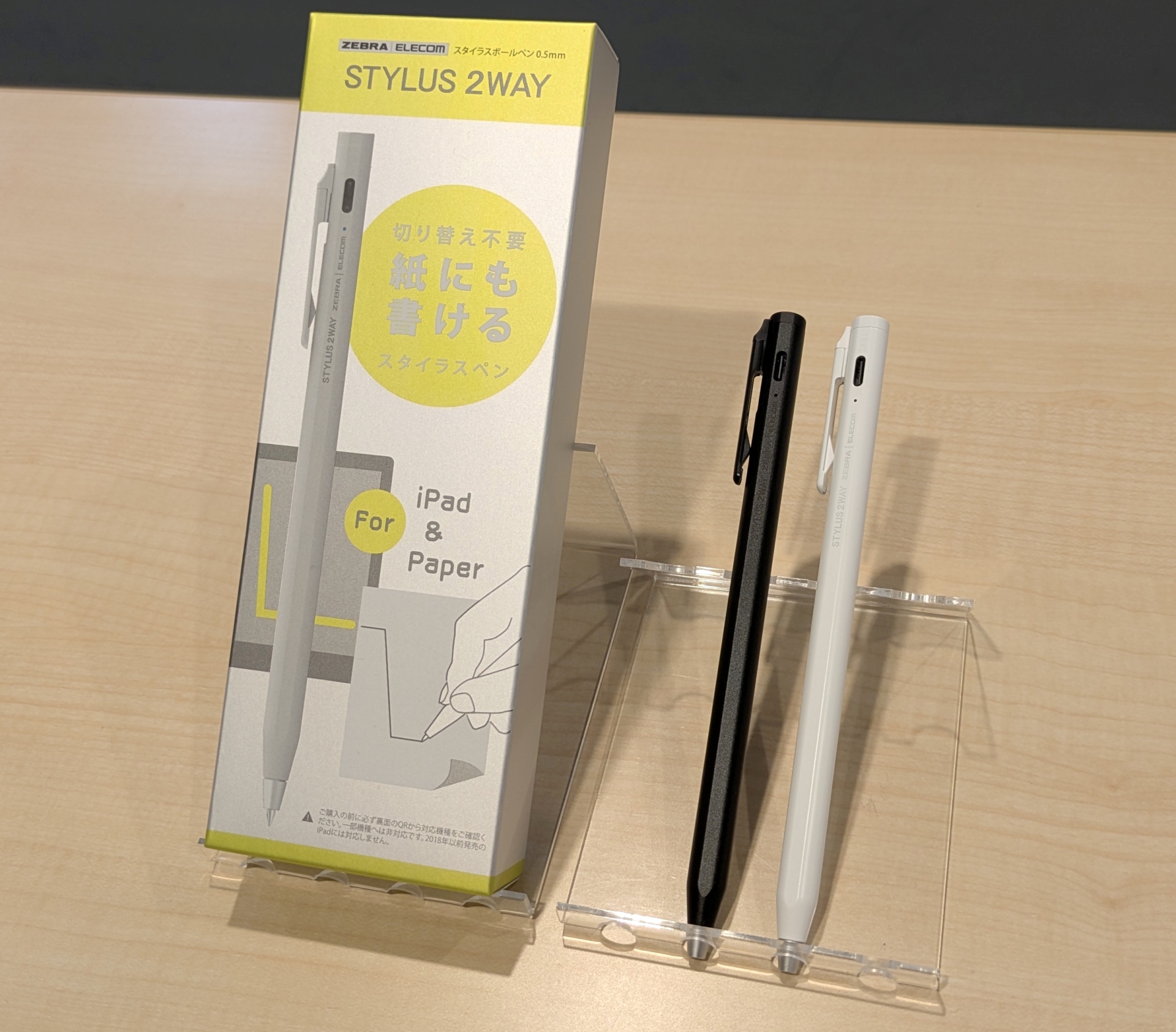 新製品「スタイラスツーウェイ」は1本で紙とiPad双方に書ける筆記具。カラーはホワイトとブラックの2色展開となる