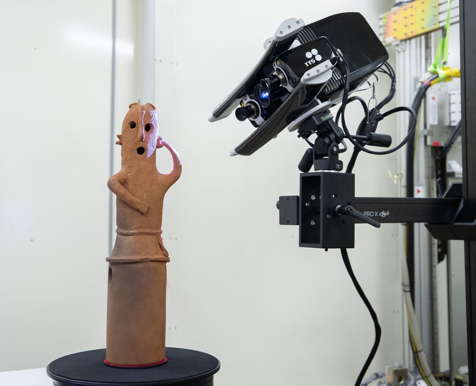 東京国立博物館にて、「埴輪 踊る人々」の3D計測現場を取材した