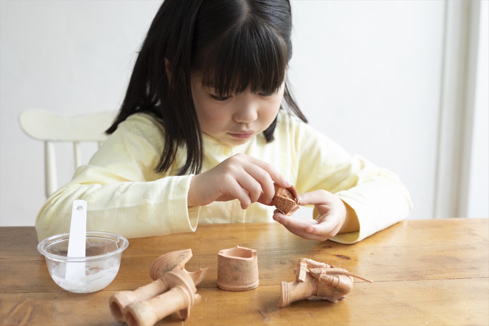 パーツの組み立てには安全なでんぷんのりを使用。組み立て後、ひと晩乾かしたら完成