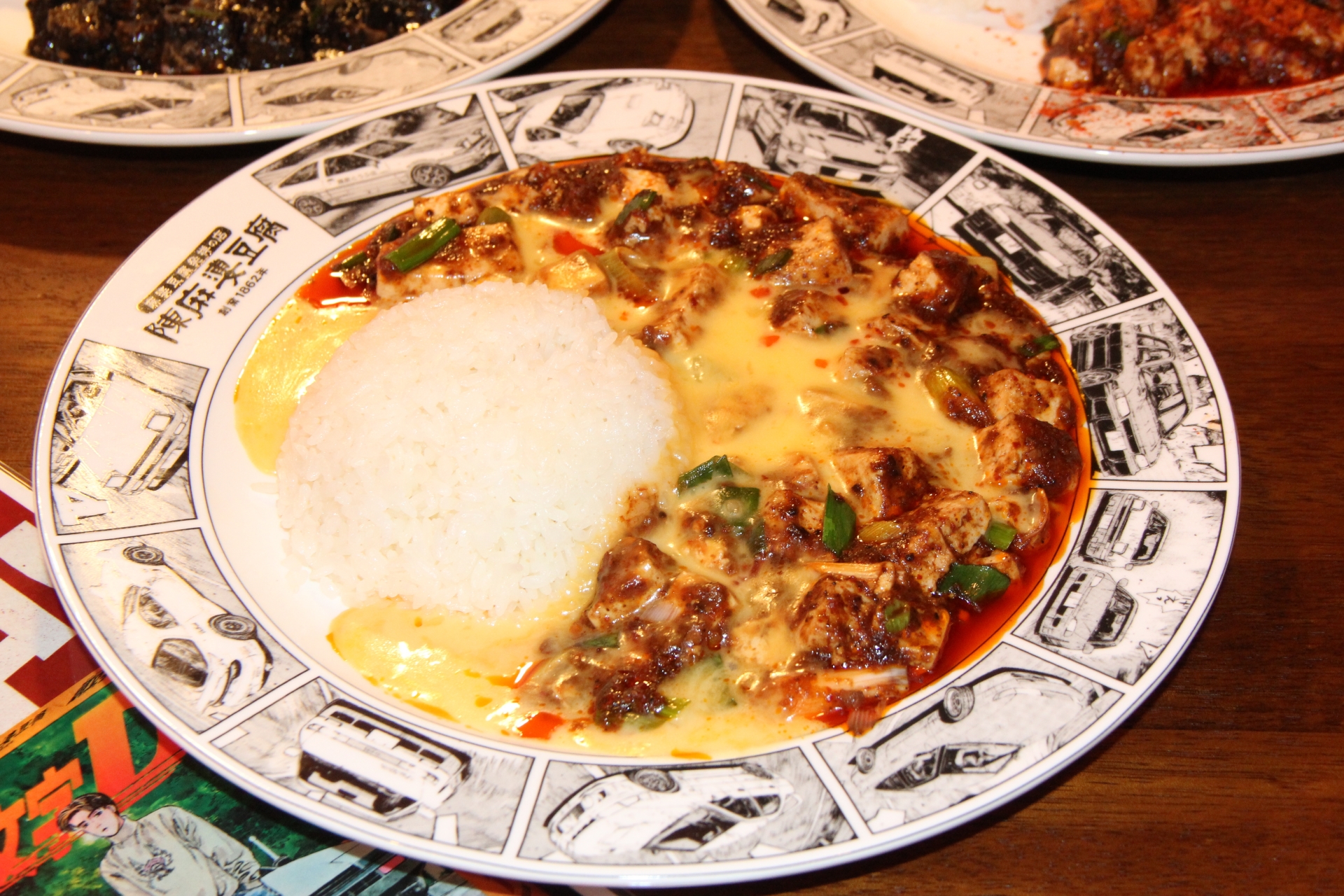 「麻婆豆腐は最初の一口目に辛く感じるのが苦手」という人にはピッタリの、マイルドな味わいから入ることができる麻婆豆腐。ミスマッチそうに見えるが、食べてみると「合うね！」という感想が出ること間違いなしだ