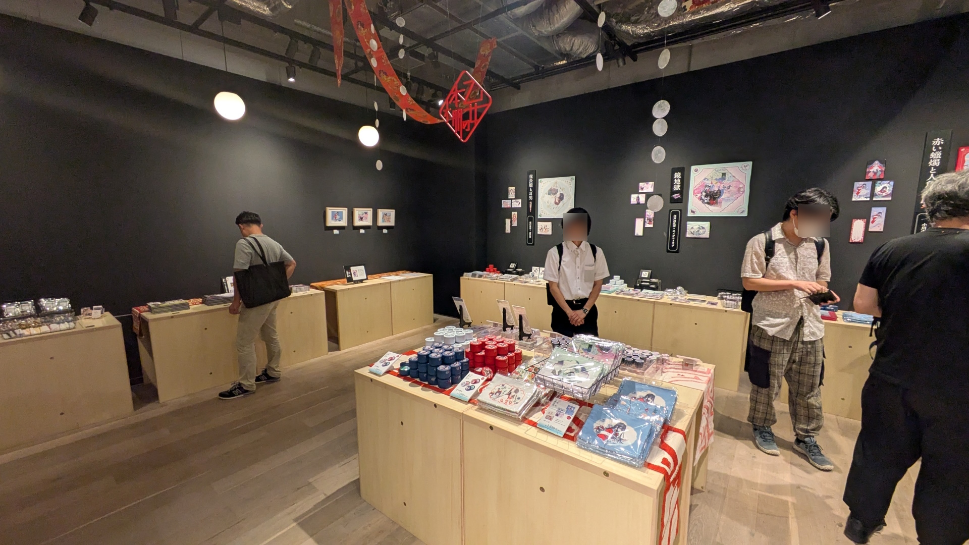 「赤い蠟燭と人魚」「鏡地獄」「夜長姫と耳男」コーナーがそれぞれ用意されており、各作品のグッズが一覧できる