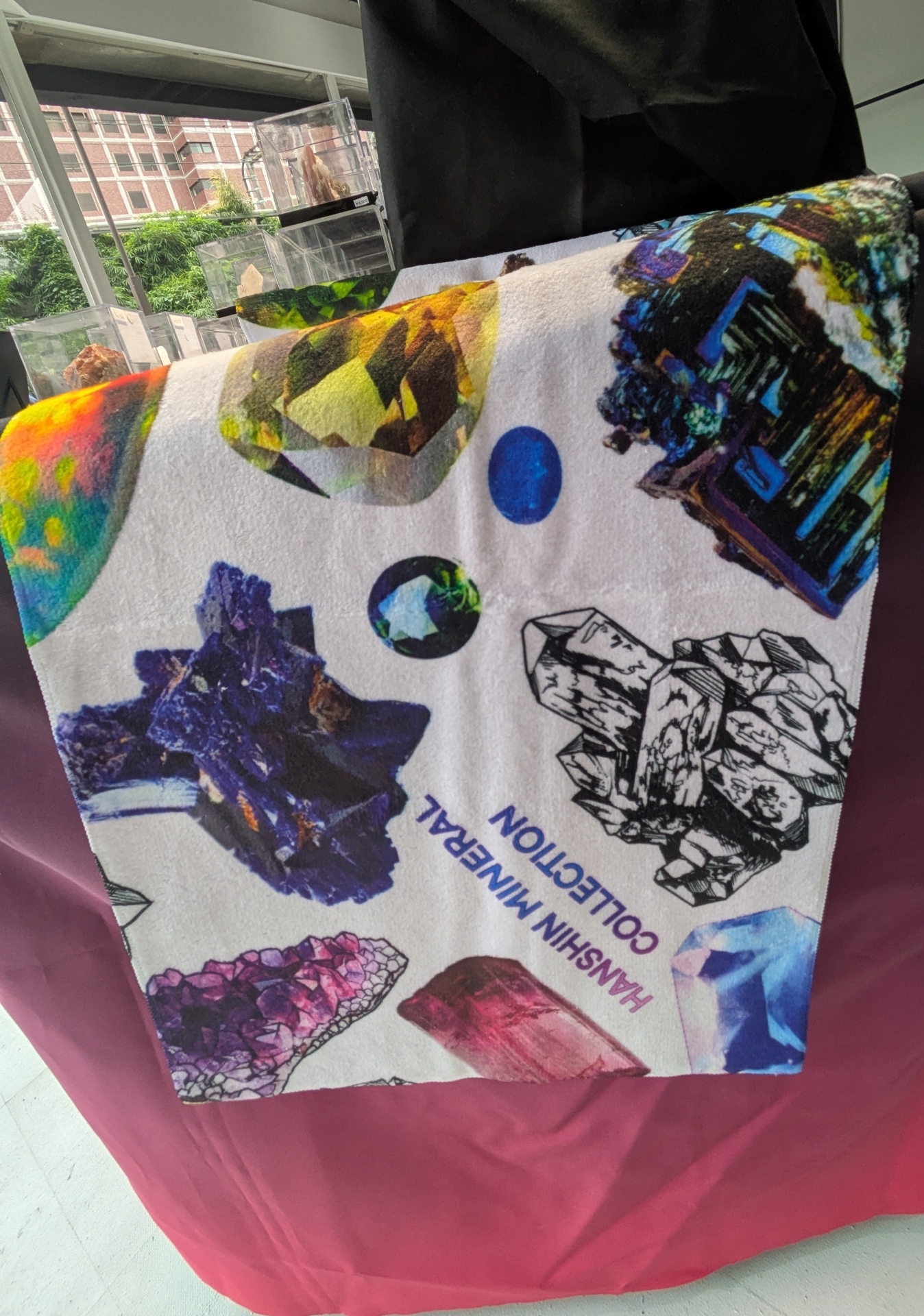 レジ横には宝石から名を取ったオリジナルコーヒーや、刺繍作家のami氏による鉱物刺繍ブローチ、宝石柄タオルなども販売されている。鉱物モチーフのグッズというのは世の中を見渡しても珍しいと思う
