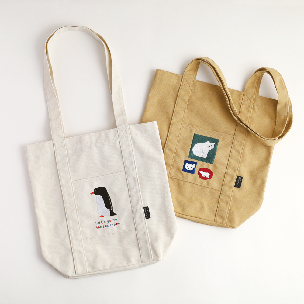気軽に持ち歩けるA4サイズのトートバッグ。外ポケットにはイラストの刺繍が入っている