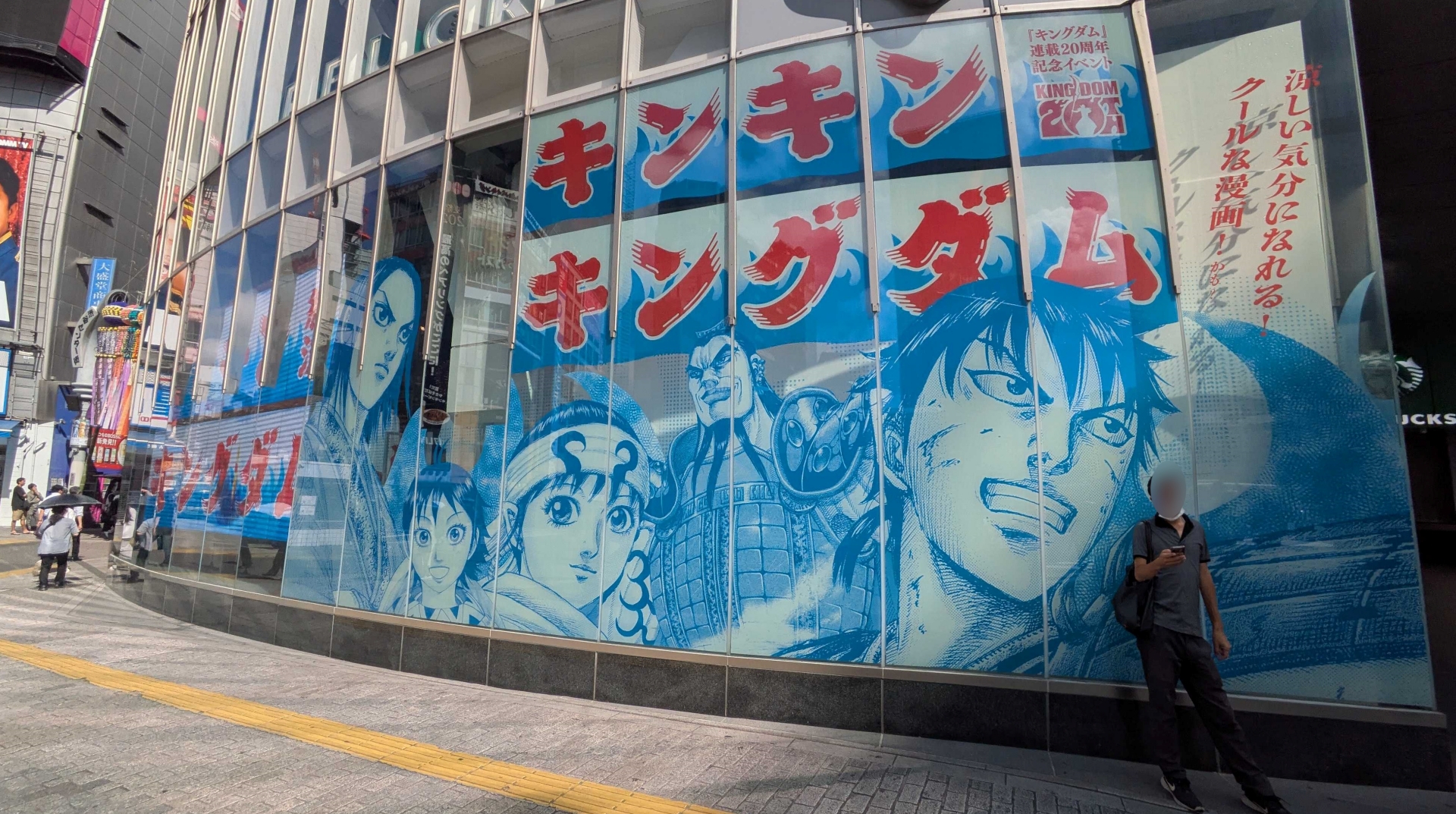 店舗正面には本イベントのビジュアルが掲示されている