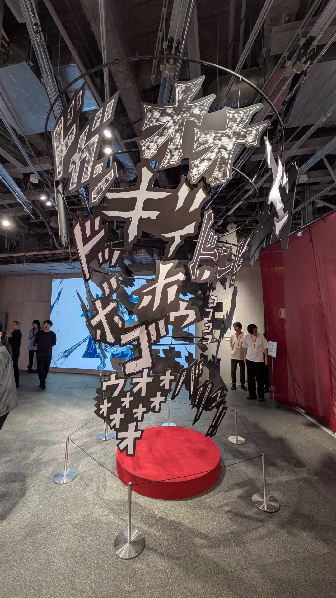 会場中央に位置する「オノマトペ モニュメント」。作中の擬音が立体パネル化されている
