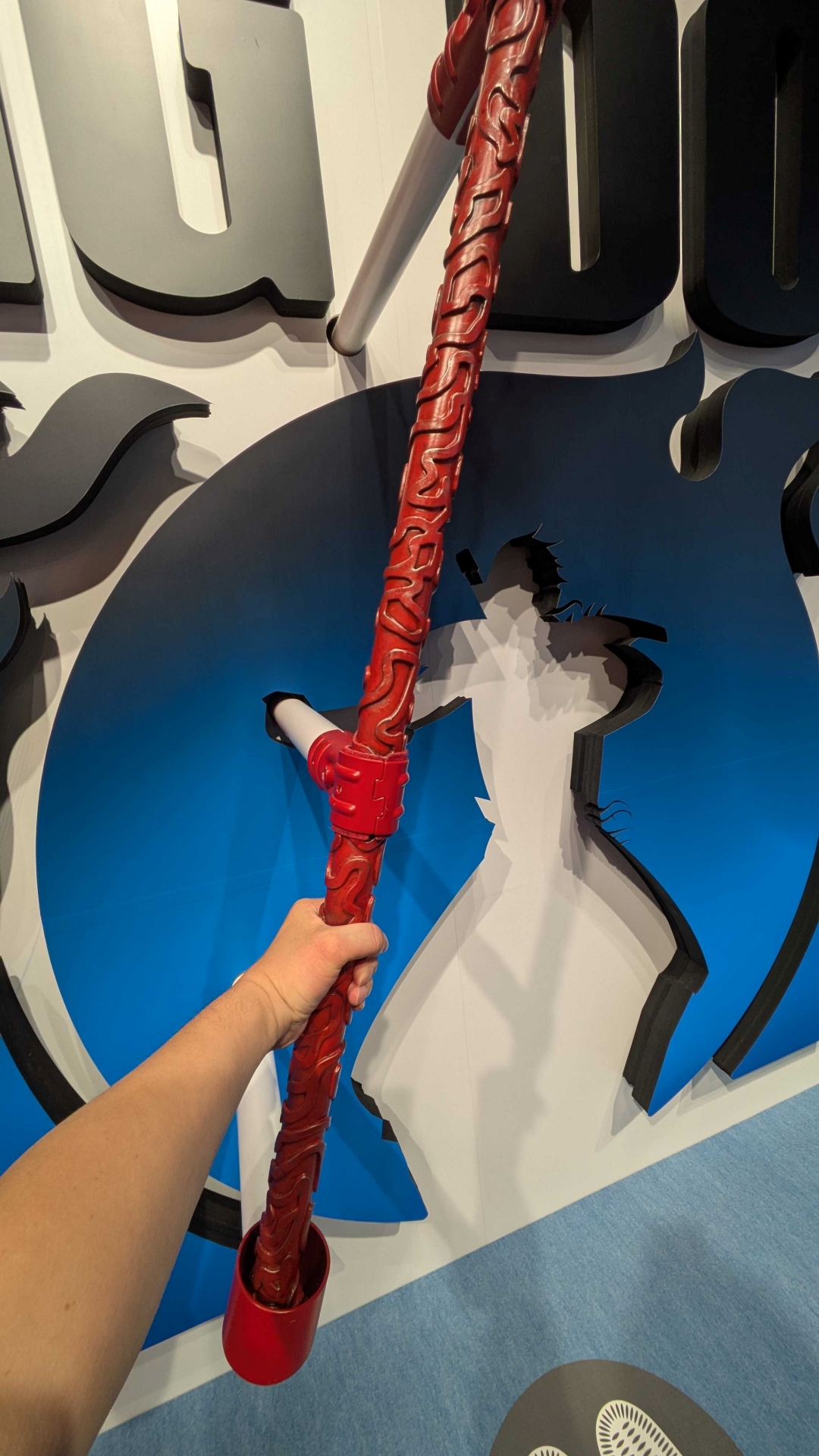 約2m、重量18kgの実物大「王騎の矛」を持ち上げて写真を撮れるフォトスポット。実際握ってみるとずっしりと重く、これを軽々と扱う王騎将軍の膂力がよくわかる