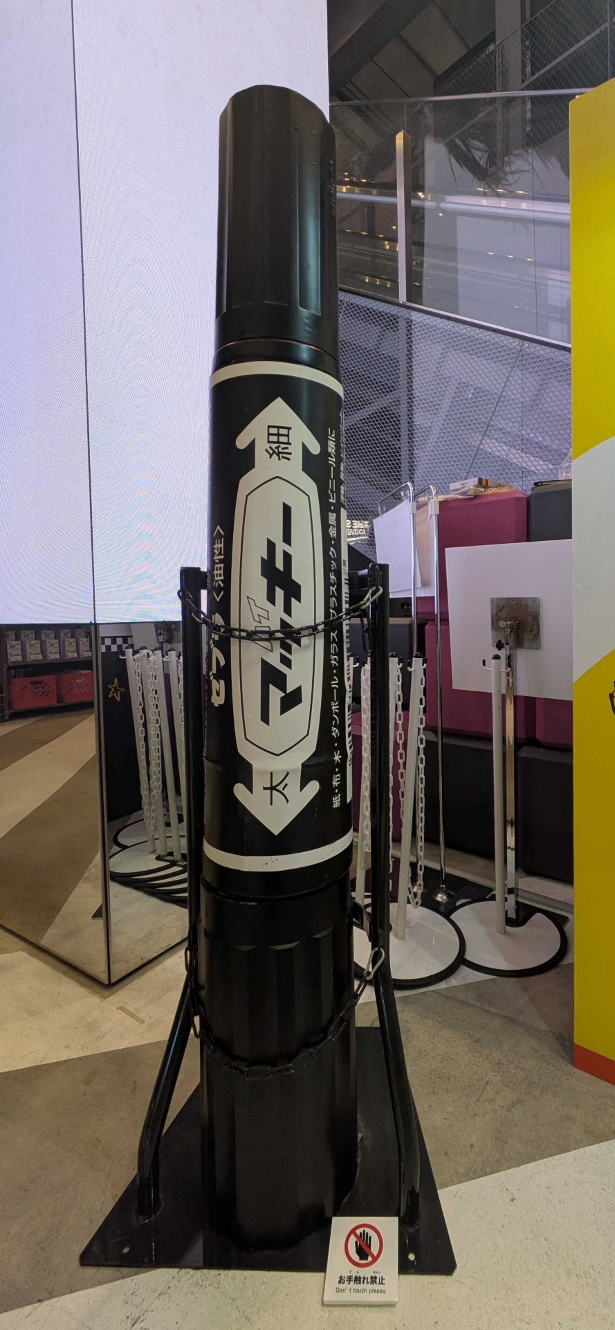 世界最大のマーカーペンとしてギネス記録認定を持つ、「ビッグマッキー」も展示中。通常の12倍サイズで、なんと実際に書ける