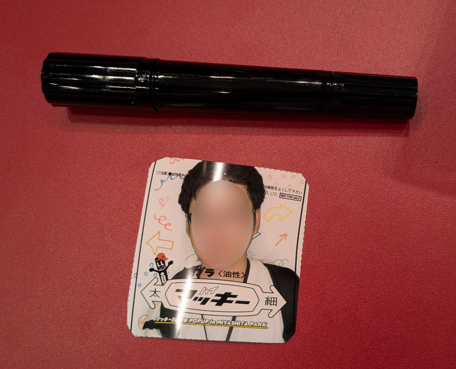 印刷されたラベルはハイマッキーサイズにカットして無地のハイマッキーに貼り付ける。見事おじさんラベルのオリジナルハイマッキーが爆誕した