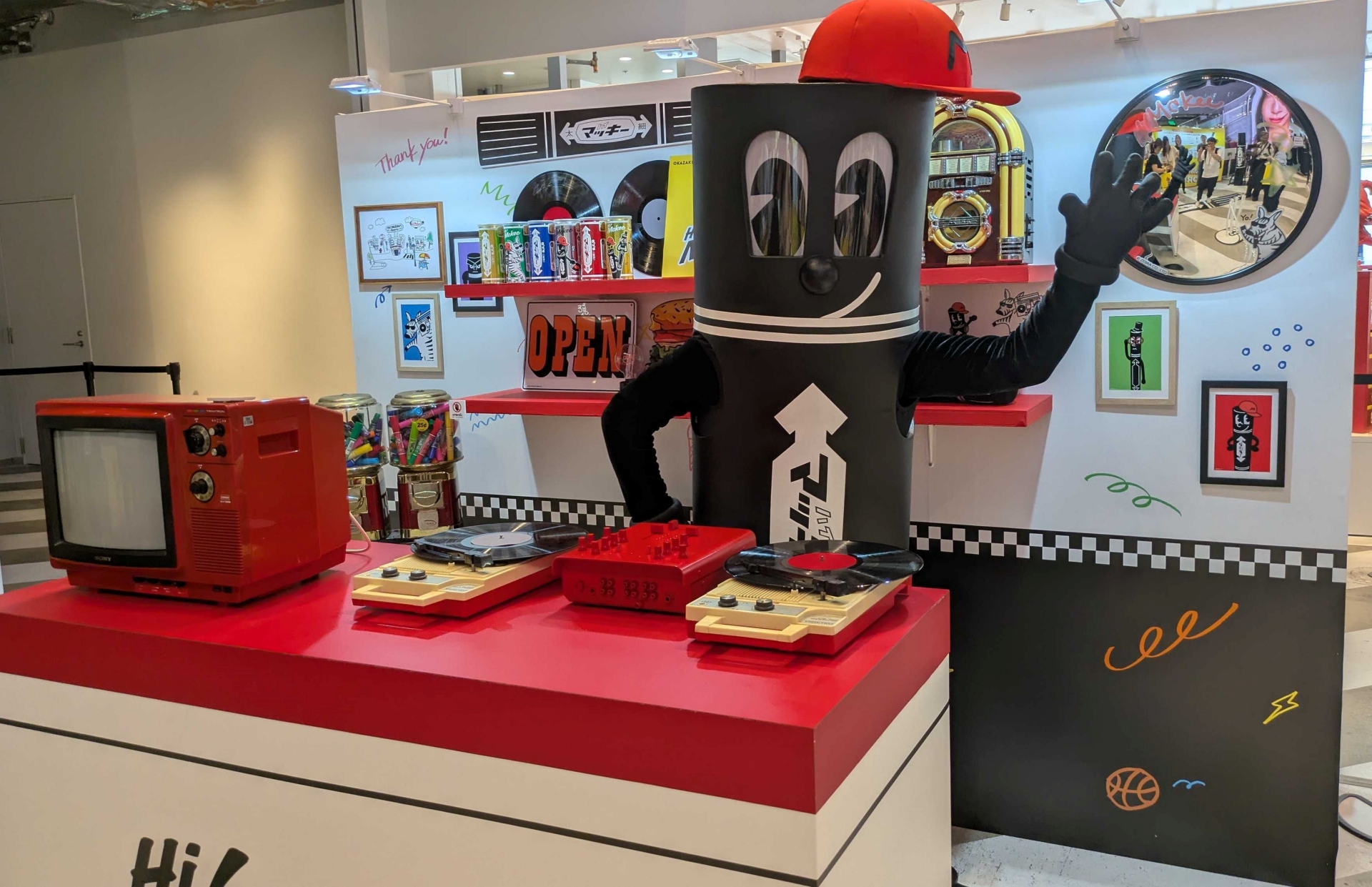 会場は全体的にレトロ＆ポップなスタイルで、一角にはDJブースなども設置されている。DJスクラッチを得意とするHi! Mckeeのグリーティングなども行なわれ、この日のHi! Mckeeは声を掛ける前に目線をくれる、すれ違い様に手を振ってくれるなどファンサが凄かった