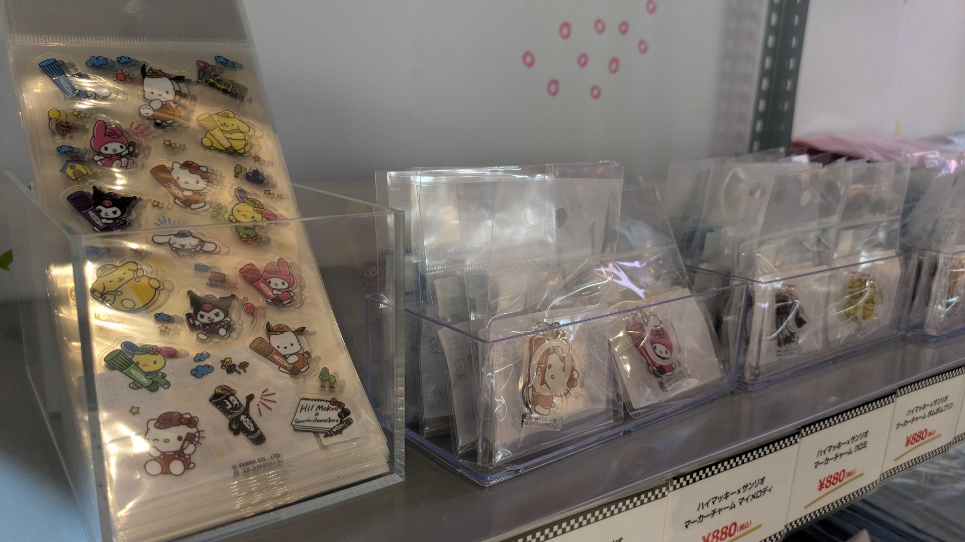 レジ横にはサンリオコラボグッズが！各色のハイマッキーを抱えたサンリオキャラクターがとてつもなくかわいいデザイン