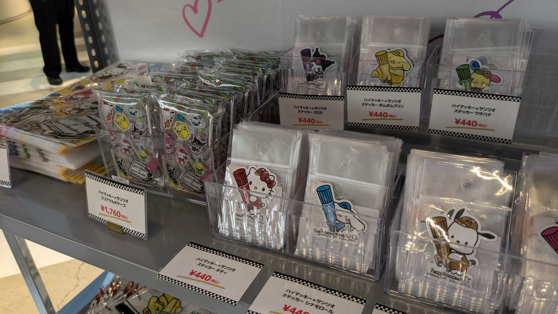 レジ横にはサンリオコラボグッズが！各色のハイマッキーを抱えたサンリオキャラクターがとてつもなくかわいいデザイン
