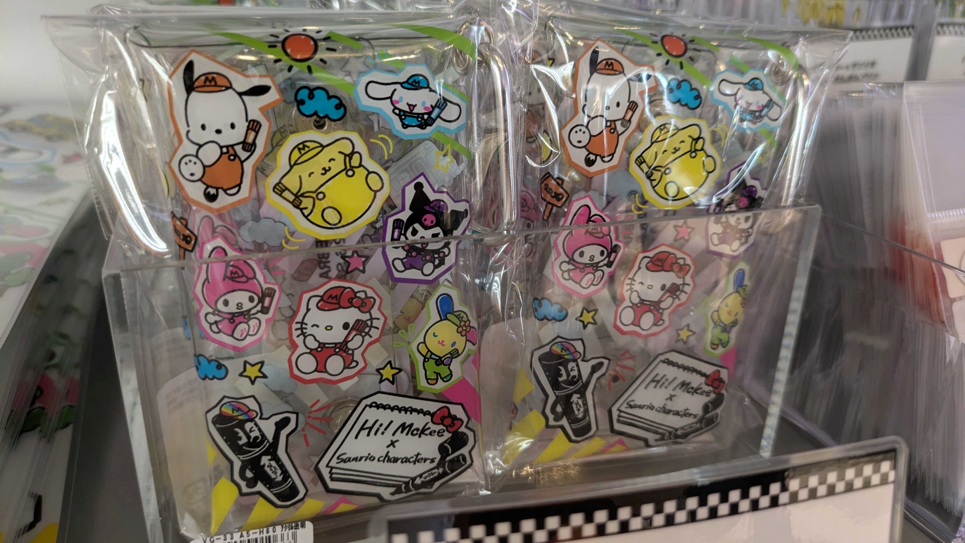 レジ横にはサンリオコラボグッズが！各色のハイマッキーを抱えたサンリオキャラクターがとてつもなくかわいいデザイン