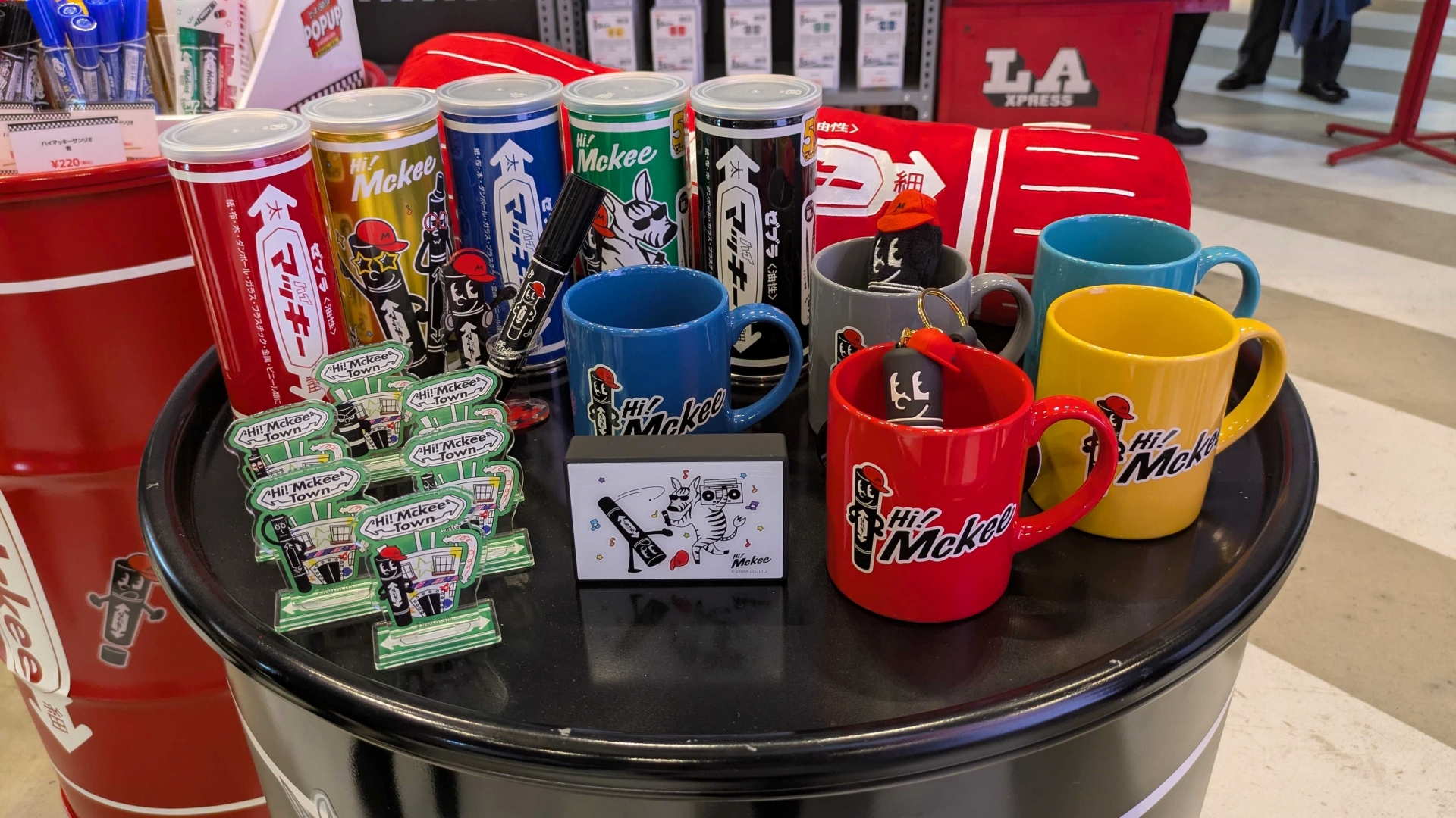 「マッキーバイキング」や「マッキーCAN」など文具はもちろん、クッションやランチバッグなど普段遣いできるアイテムもラインナップ