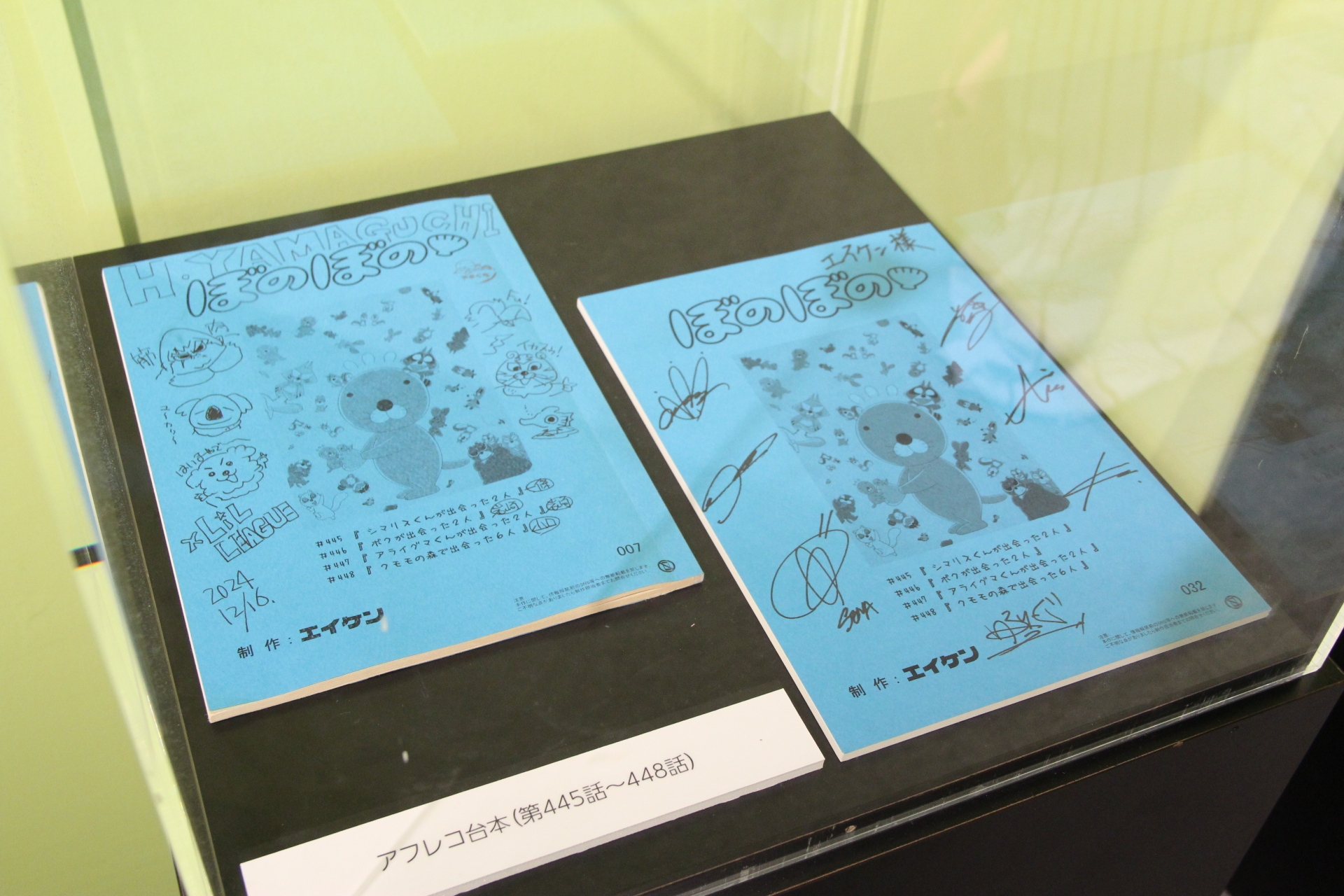 細かな部分まで描き込まれたキャラクター設定画が、登場人物の人数分だけ飾られている。アニメではあまり見かけない表情などを見ることもできるほか、一角にはアニメの収録で使用された台本も展示