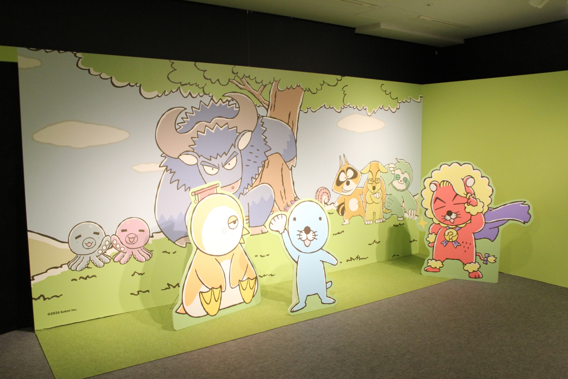 実写の森を背景に、ぼのぼのとシマリスくん、アライグマくんと一緒に写真が撮れるフォトスポットなども