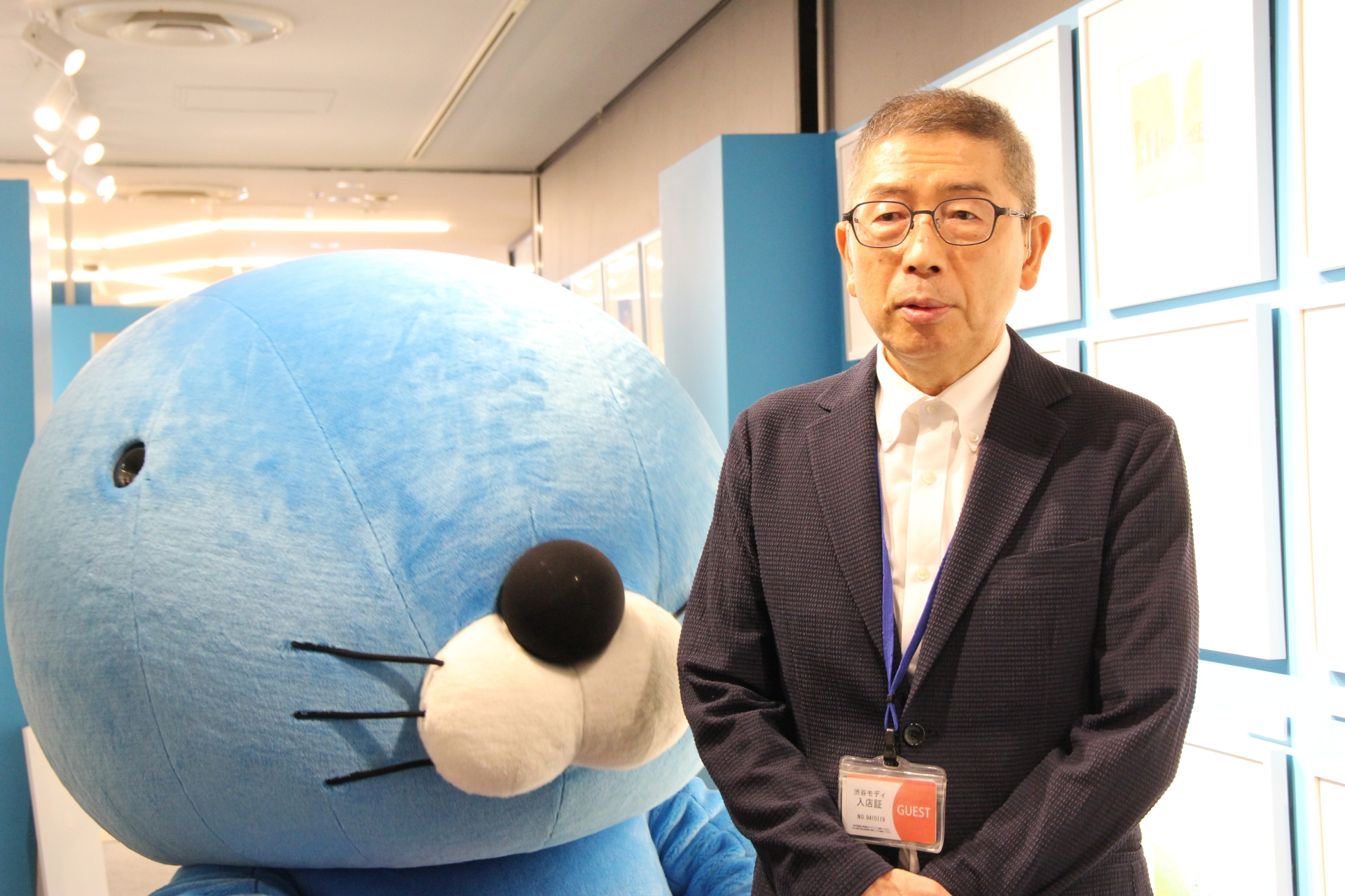 ぼのぼのの着ぐるみと並ぶいがらしみきお氏