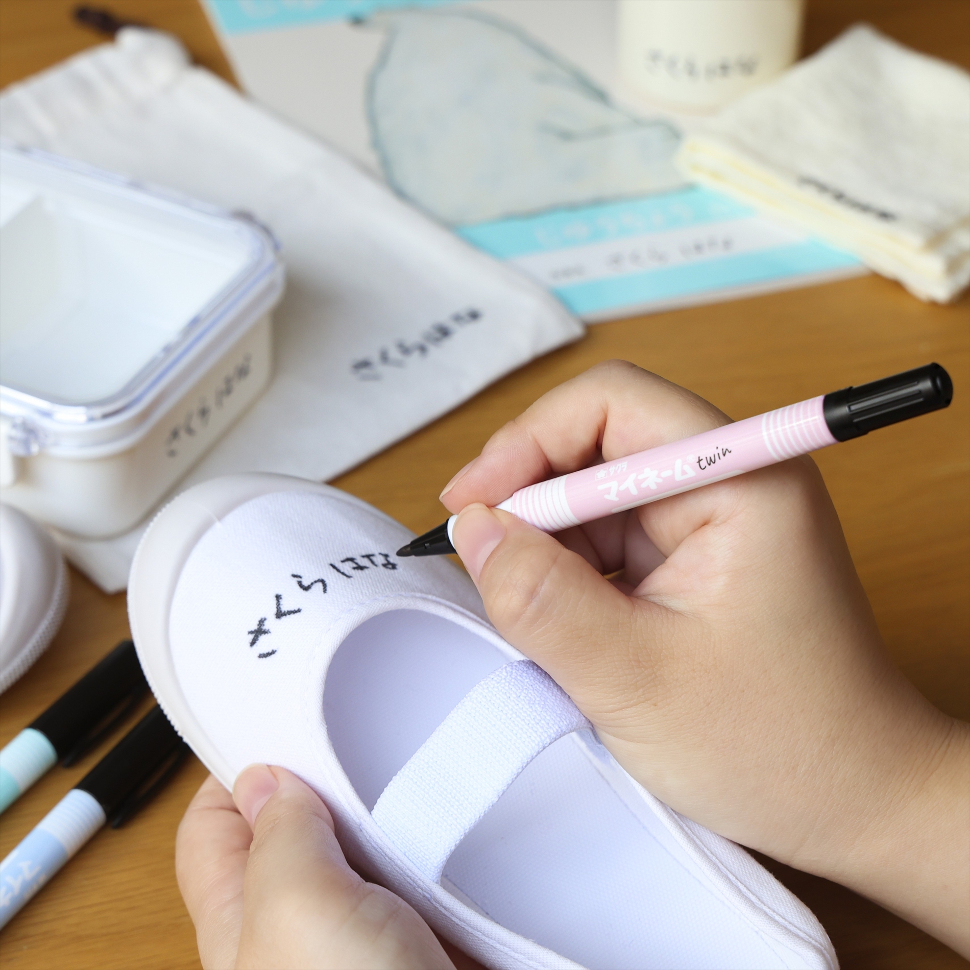 布・プラスチック・金属・ビニールなどの素材に書ける安心の品質