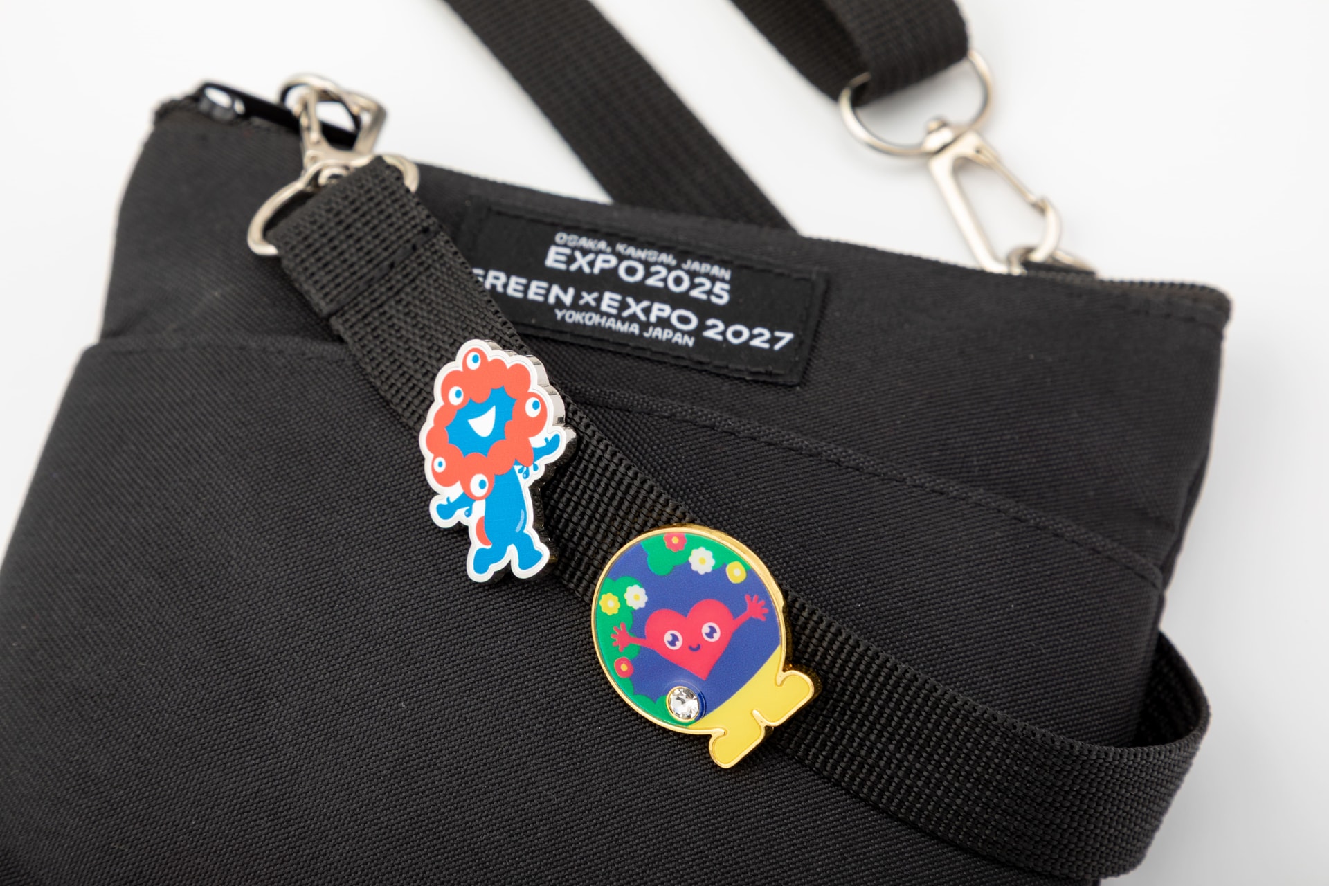 ピンバッジを使ったアレンジ例。(C)Expo 2027 (C)Expo 2025
