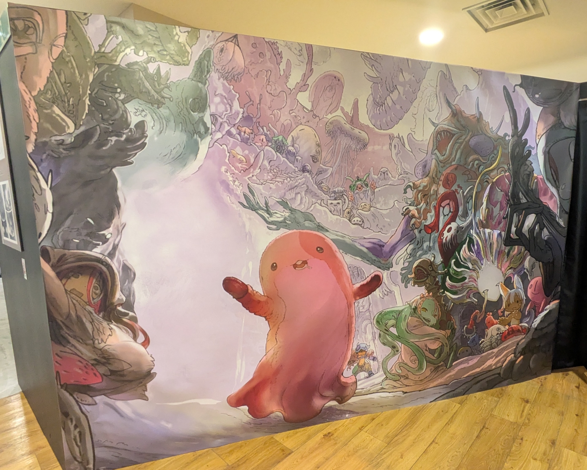 展示はストーリーをなぞりながら進んでいく形で、複製原画はもちろんキャラクター紹介や立体物、パネル等々が展示されている。かなりの密度の情報量