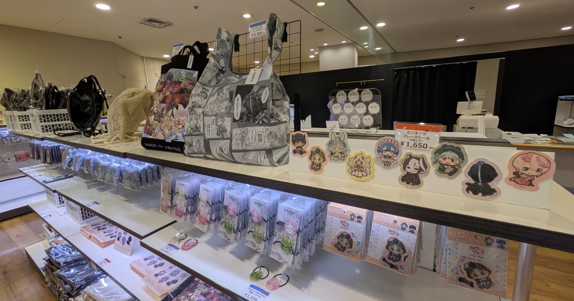 物販コーナーには「メイドインアビス」原作及びアニメのグッズがズラリ