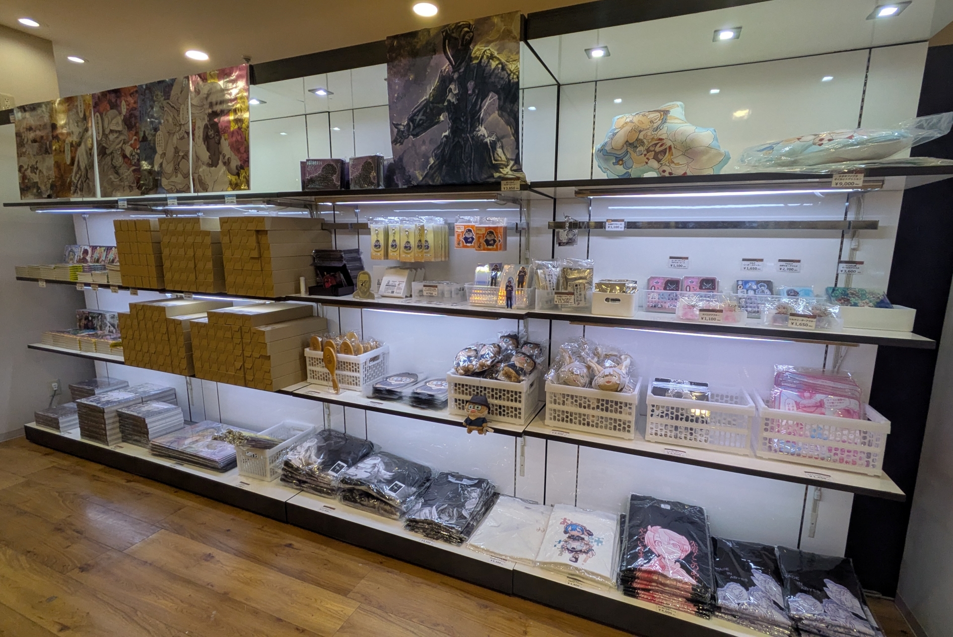 物販コーナーには「メイドインアビス」原作及びアニメのグッズがズラリ