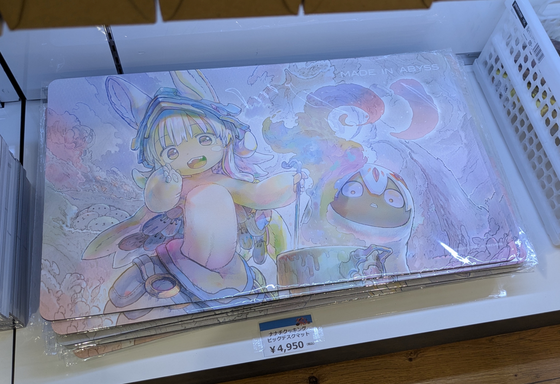 物販コーナーには「メイドインアビス」原作及びアニメのグッズがズラリ
