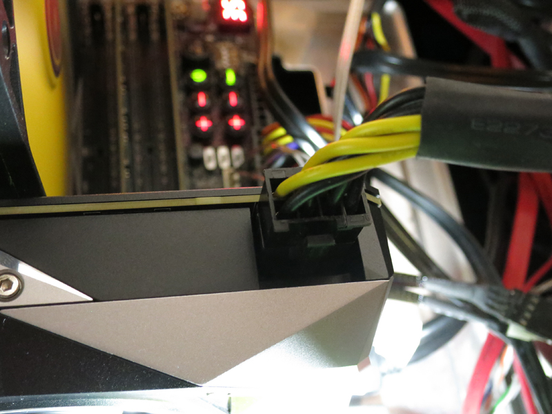 PCI Express補助用電源コネクタは8ピン1個のみ