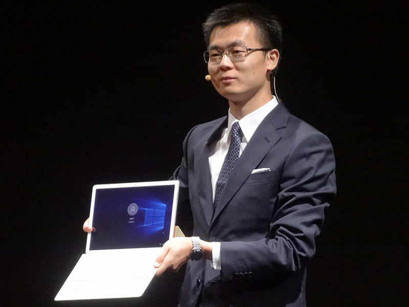 MateBookを持ったコリン・コン氏