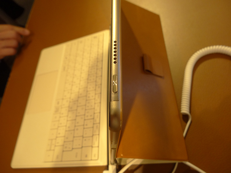 上部に電源スイッチとスピーカー