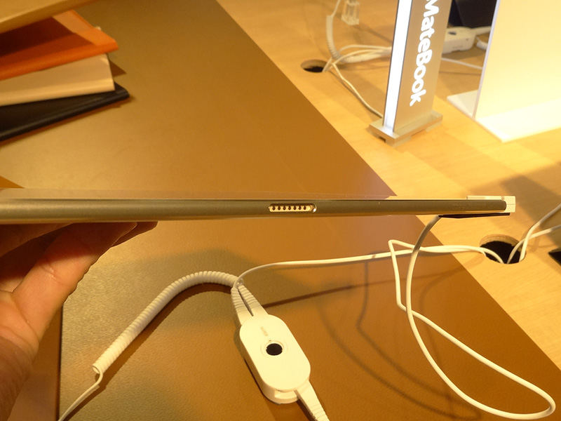 キーボード接続はポゴピン