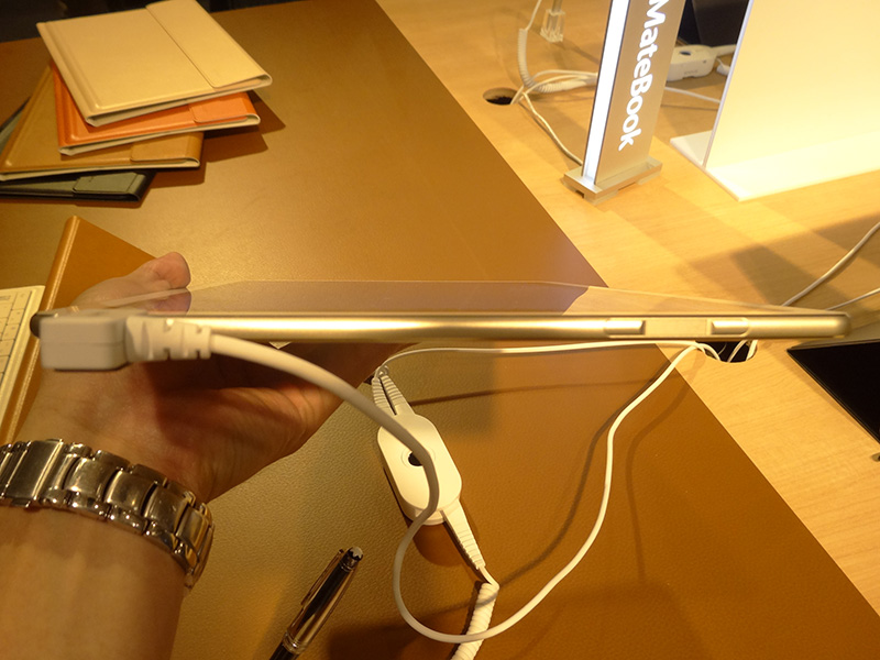 反対側にUSB Type-Cポート